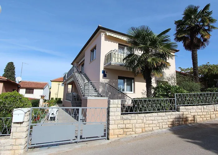 Charmantes Mit Panoramablick Auf Altstadt Von Und Rovigno